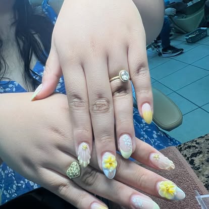 Daisy nail art
